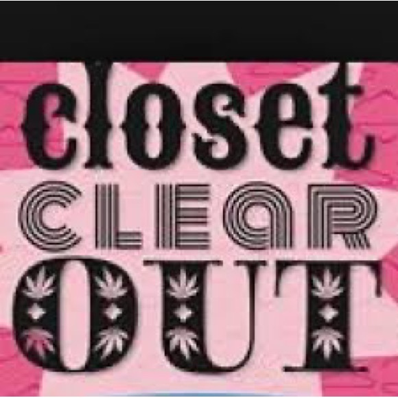 If it’s a closet clear out day, do this for a deal! - Picture 1 of 1